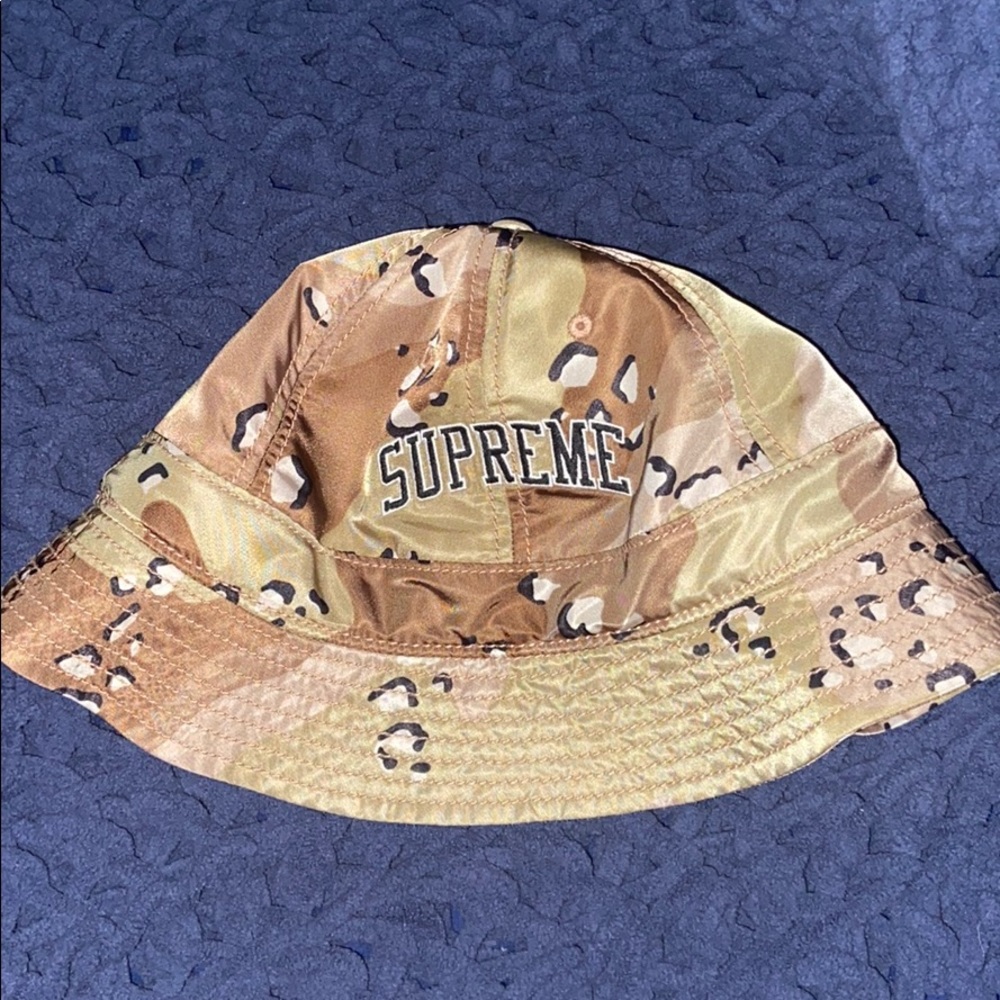 SUPREME BUCKET HAT